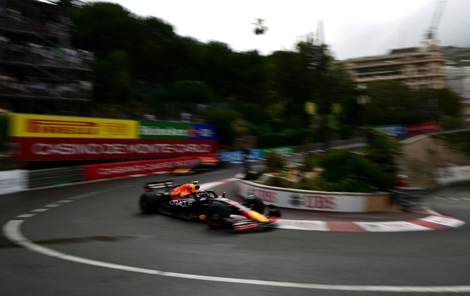 Sergio Perez jubelt über seinen Premierensieg in Monaco.