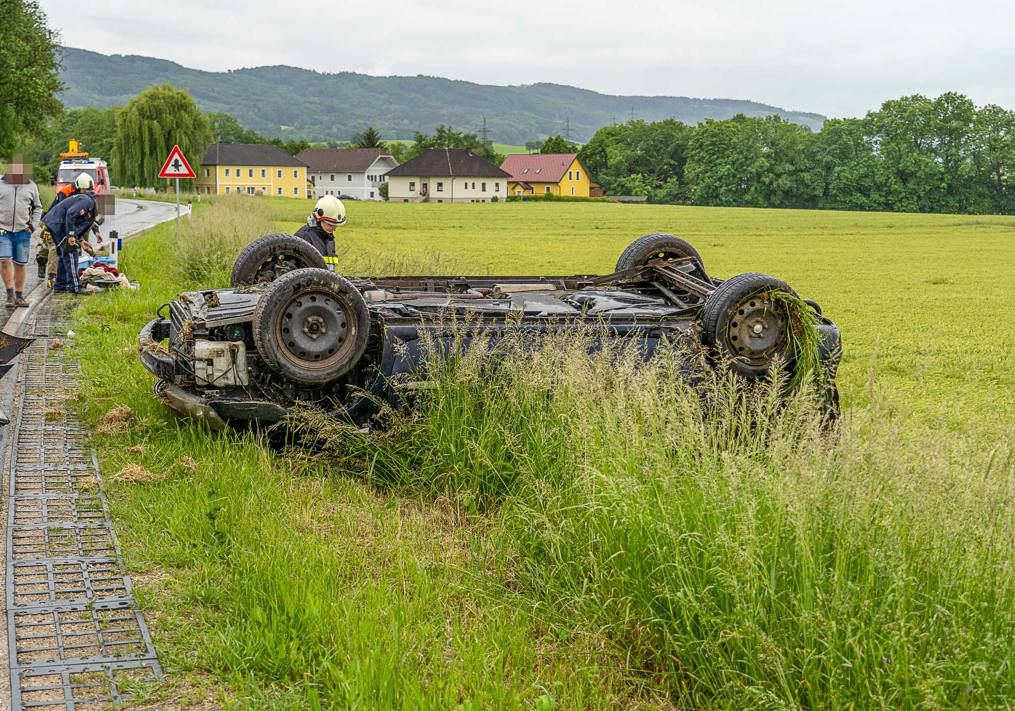 Lenker überschlug sich in NÖ: Einsatzkräfte vor Ort