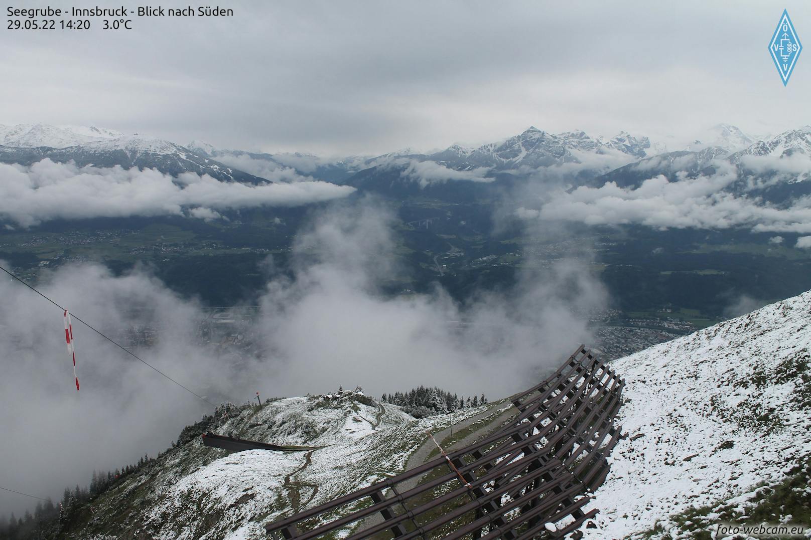 Schnee in den Bergen über Innsbruck. Hier der Blick von der Seegrube Richtung Süden.