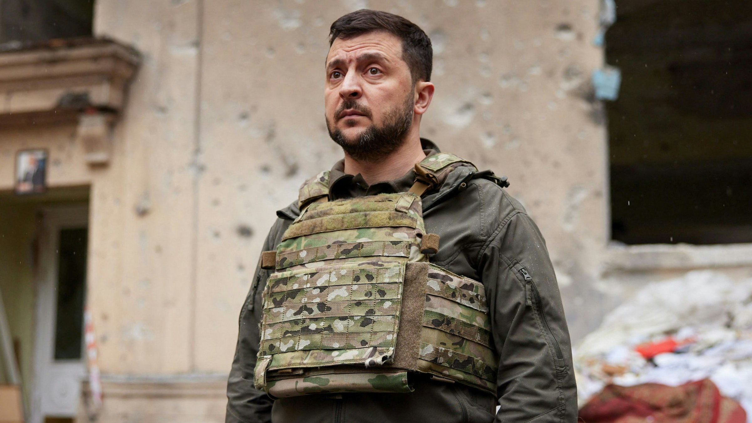 Ukraines Präsident Wolodimir Selenski in den Trümmern von Charkiw am 29. Mai 2022.