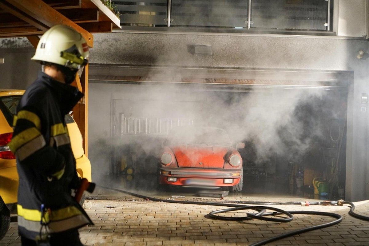 Eine Oldtimer-Garage ging am 29.05.2022 in Pinggau, Bezirk Hartberg-Fürstenfeld, in Flammen auf. Drei Feuerwehren standen im Löscheinsatz.