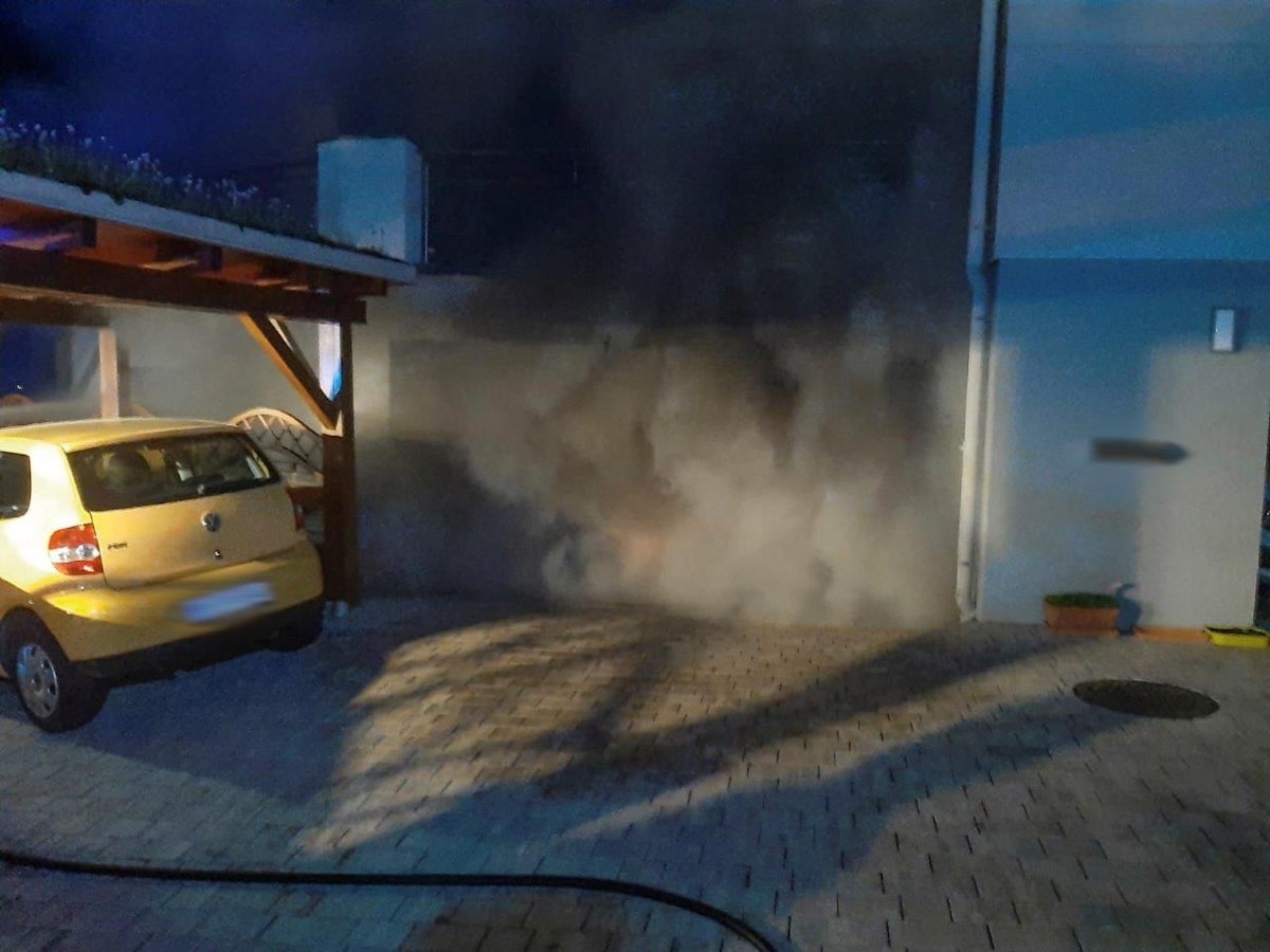 Eine Oldtimer-Garage ging am 29.05.2022 in Pinggau, Bezirk Hartberg-Fürstenfeld, in Flammen auf. Drei Feuerwehren standen im Löscheinsatz.