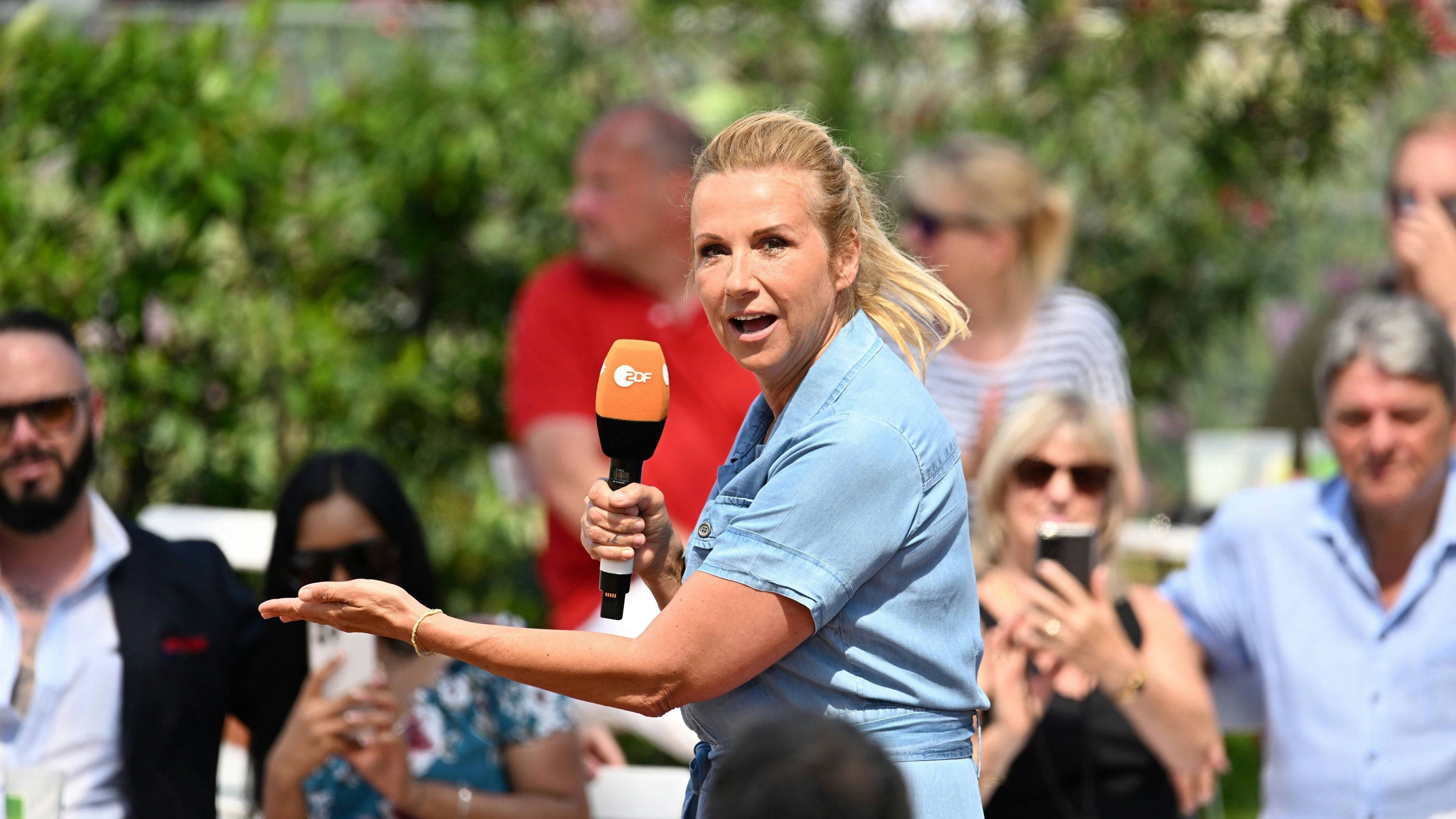 Andrea Kiewel tritt hier und da in Fettnäpfchen.