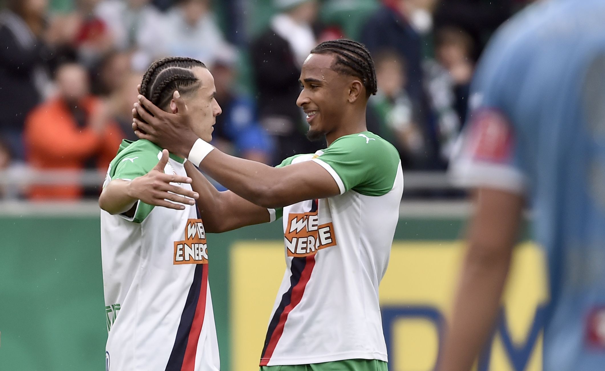 Torschütze Robert Ljubicic und Emanuel Aiwu jubeln über den Sieg im Play-off.