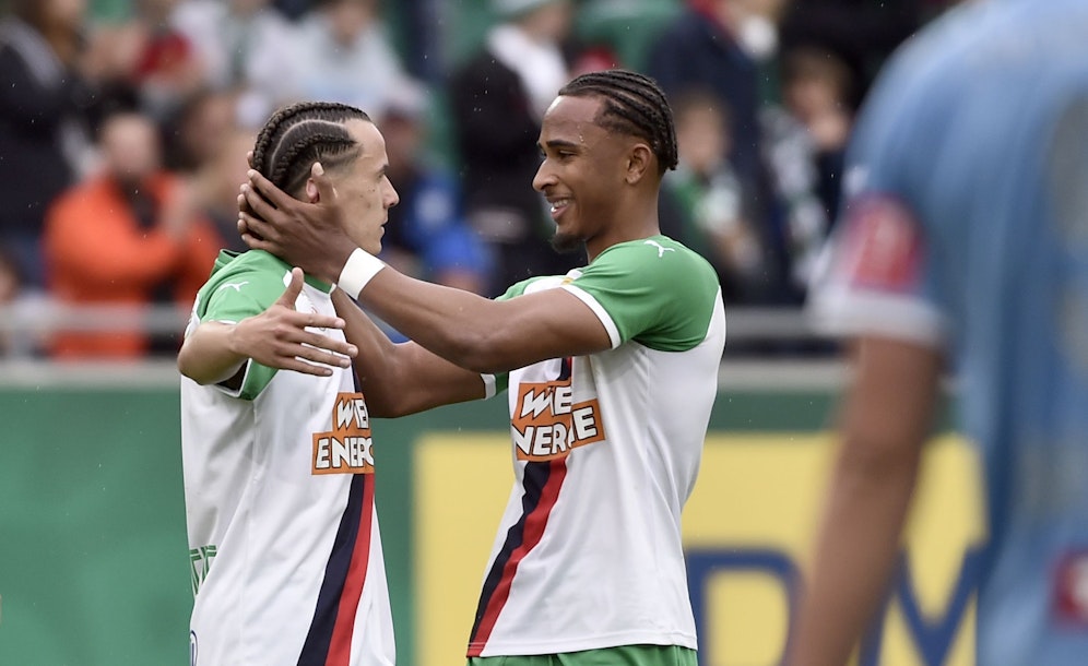 Torschütze Robert Ljubicic und Emanuel Aiwu jubeln über den Sieg im Play-off.