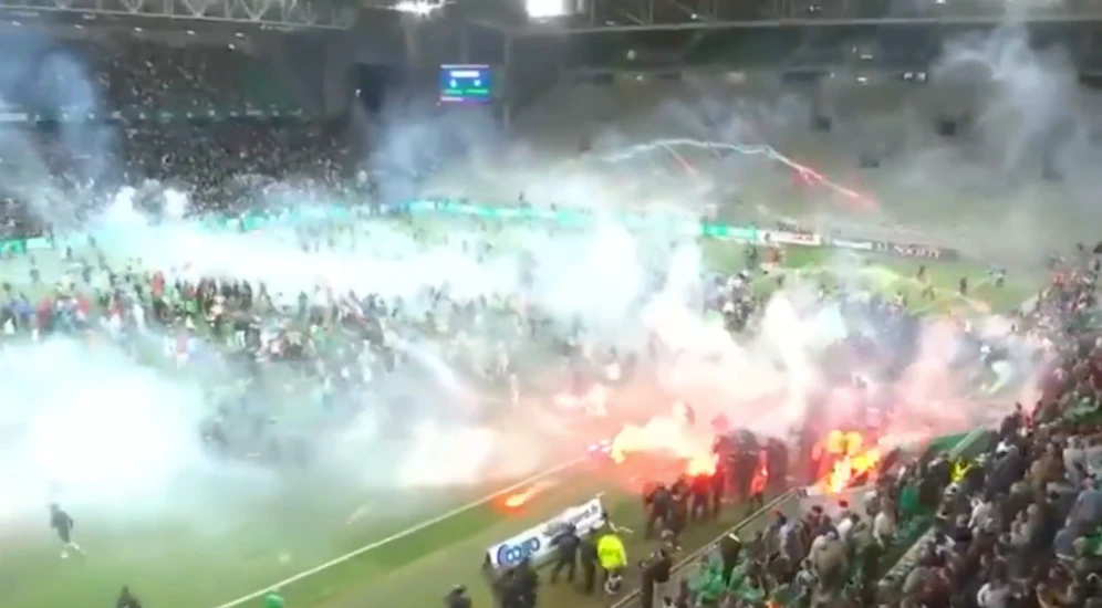 Spieler werden mit Pyrotechnik beschossen.