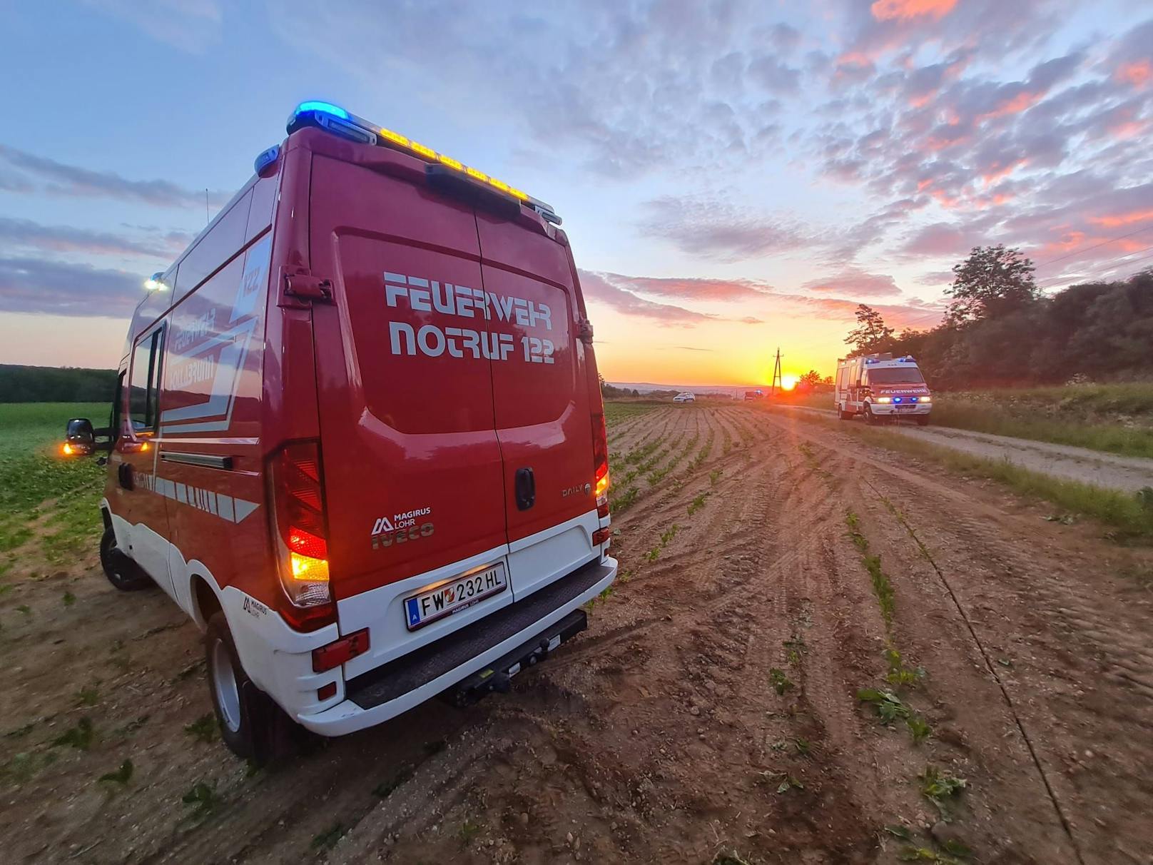 Die Feuerwehr kümmerte sich um den Lenker.