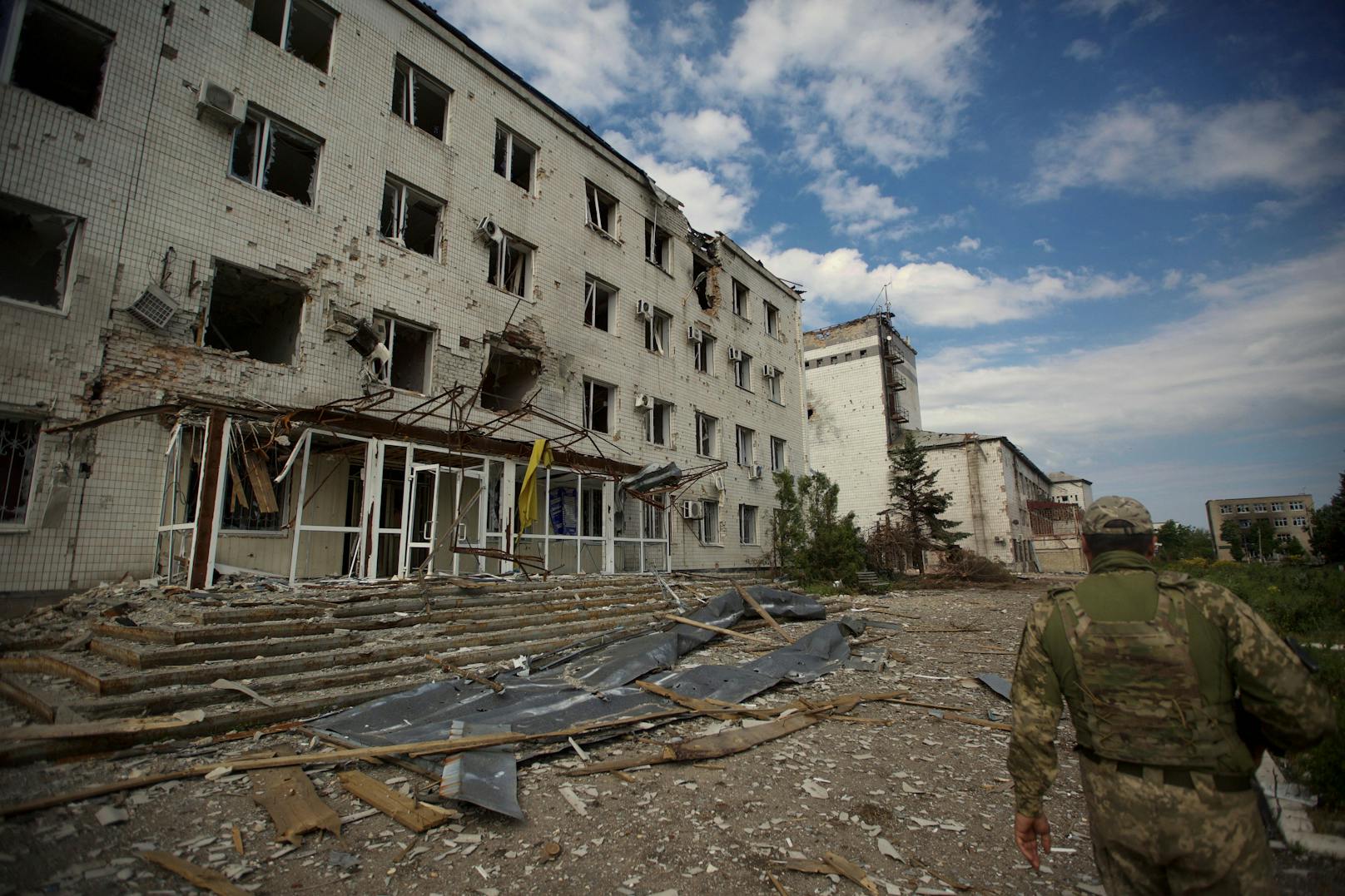 Von russischen Artillerie- und Luftschlägen beschädigte Gebäude in Marinka.