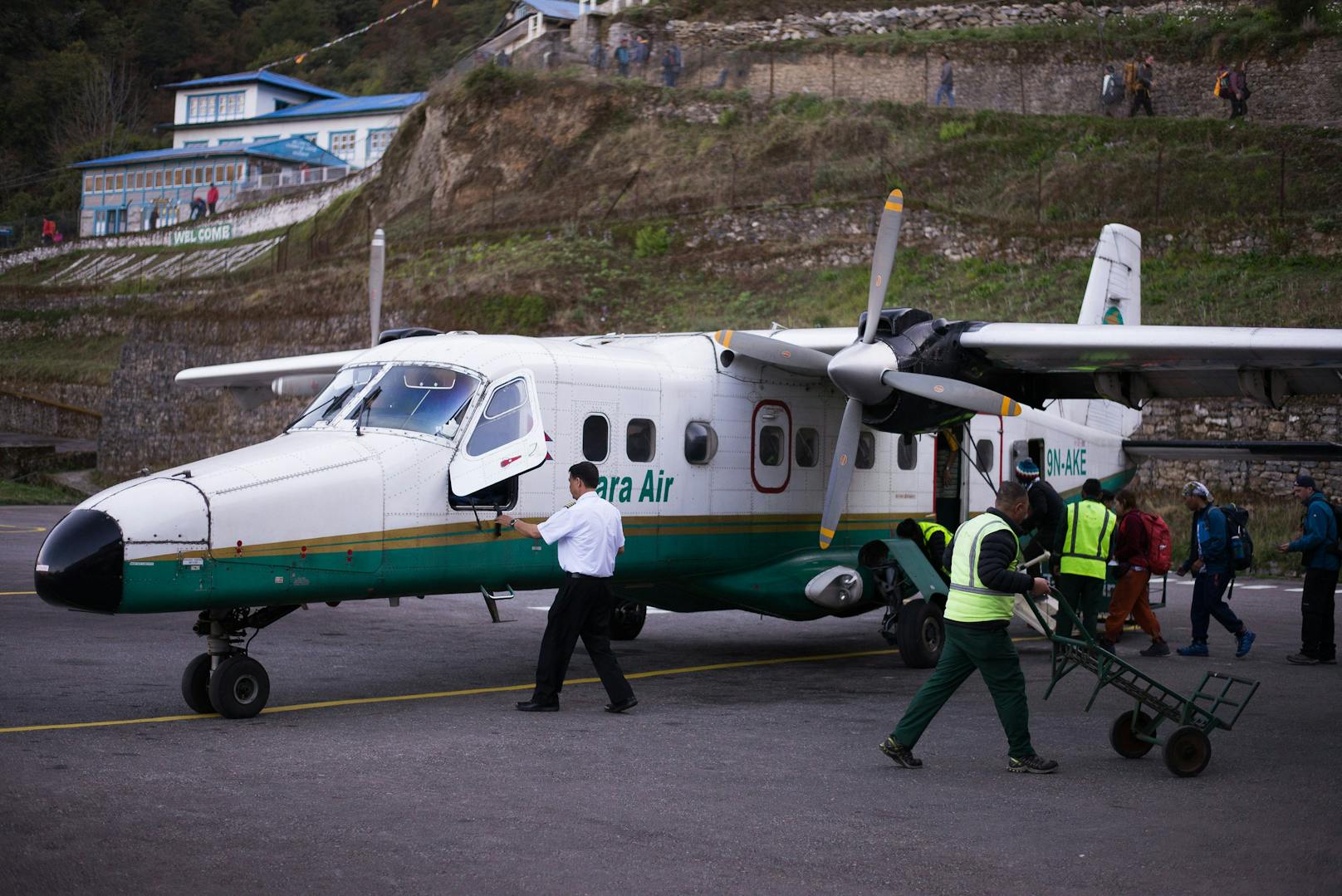 Flugzeug mit 22 Menschen an Bord von Radar verschwunden