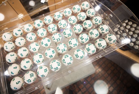 Lotto-Kugeln in der Ziehungsmaschine in der Wiener Zentrale. Archivbild