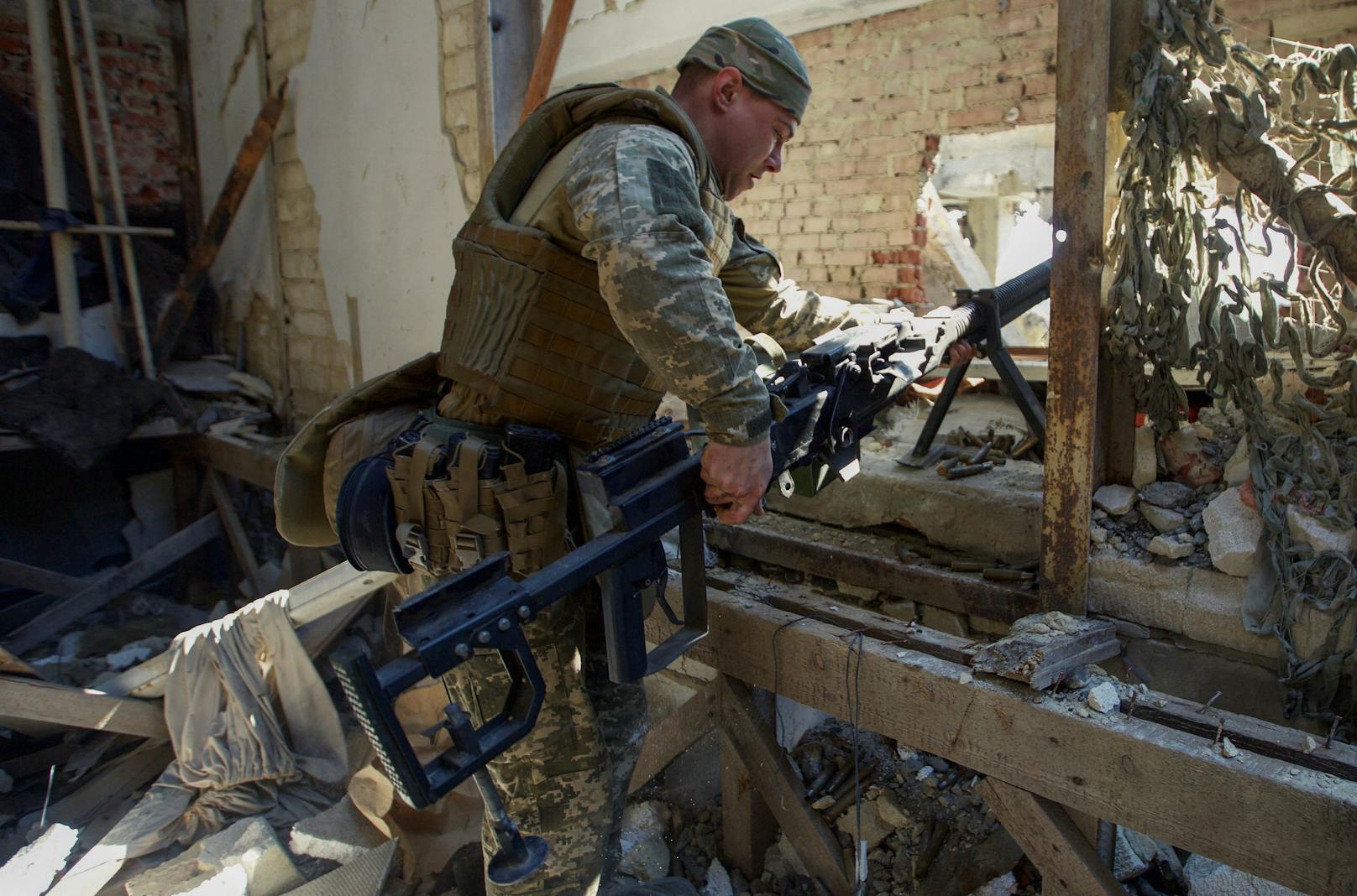 Ein ukrainischer Kämpfer mit einem Spezialgewehr gegen leicht gepanzerte Fahrzeuge in der Kleinstadt Marinka in der&nbsp;Oblast Donezk am 28. Mai 2022.