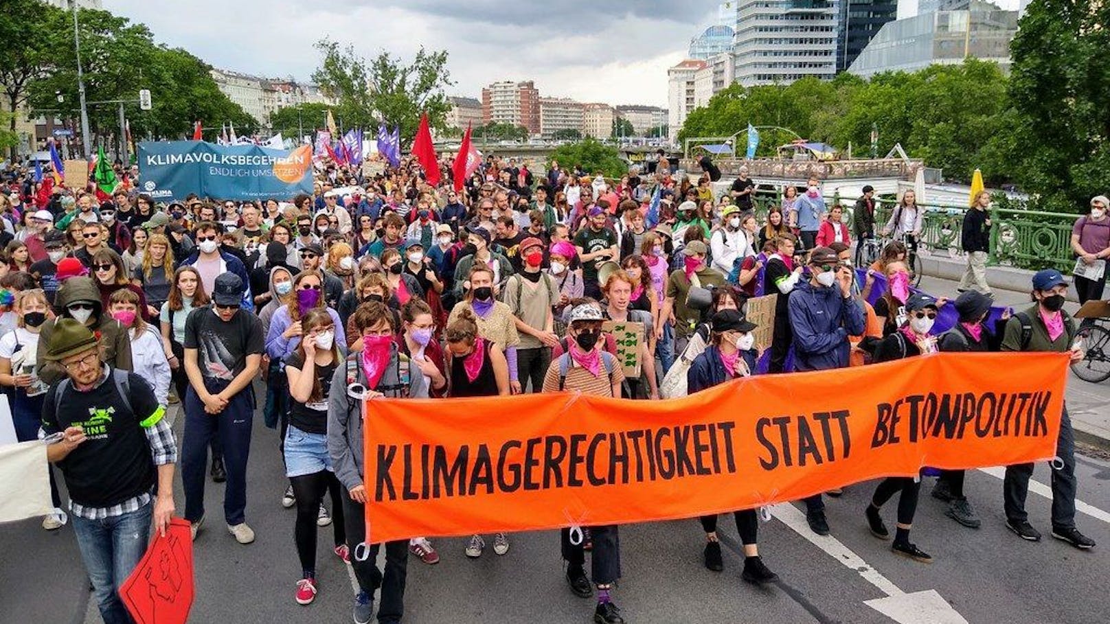 Klimaaktivsten mehrer Organisationen protestieren während des SPÖ-Parteitages in Wien.