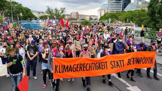 Klimaaktivsten mehrer Organisationen protestieren während des SPÖ-Parteitages in Wien.