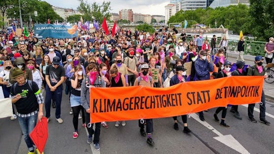 Klimaaktivisten protestieren im Lobau-Camp gegen die Stadtstraße und den Lobautunnel.