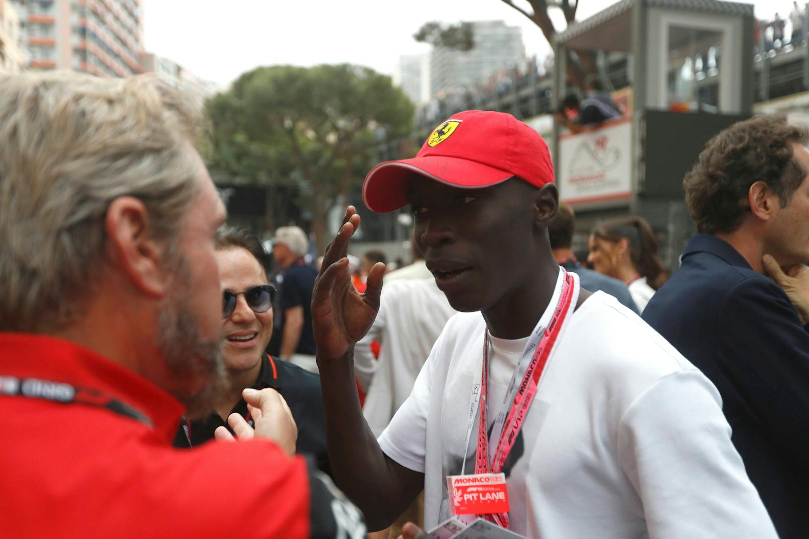 TikTok-Superstar Khaby Lame ist Ferrari-Fan.