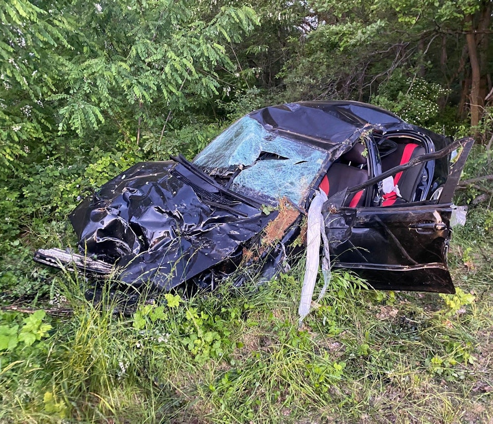 Der BMW wurde durch die Überschläge schwer beschädigt.