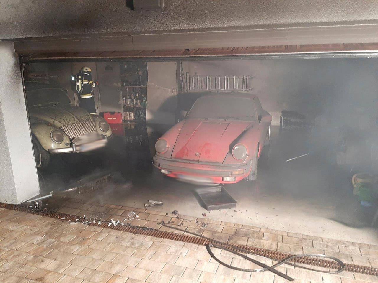 Eine Oldtimer-Garage ging am 29.05.2022 in Pinggau, Bezirk Hartberg-Fürstenfeld, in Flammen auf. Drei Feuerwehren standen im Löscheinsatz.