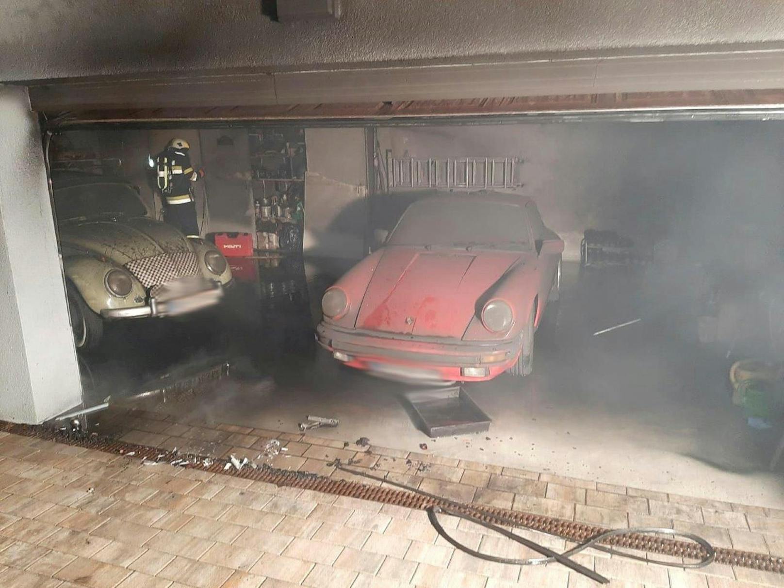 Oldtimer-Garage geht in Flammen auf – Großeinsatz