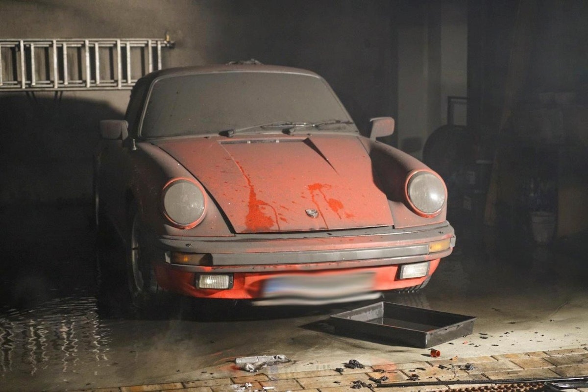 Eine Oldtimer-Garage ging am 29.05.2022 in Pinggau, Bezirk Hartberg-Fürstenfeld, in Flammen auf. Drei Feuerwehren standen im Löscheinsatz.