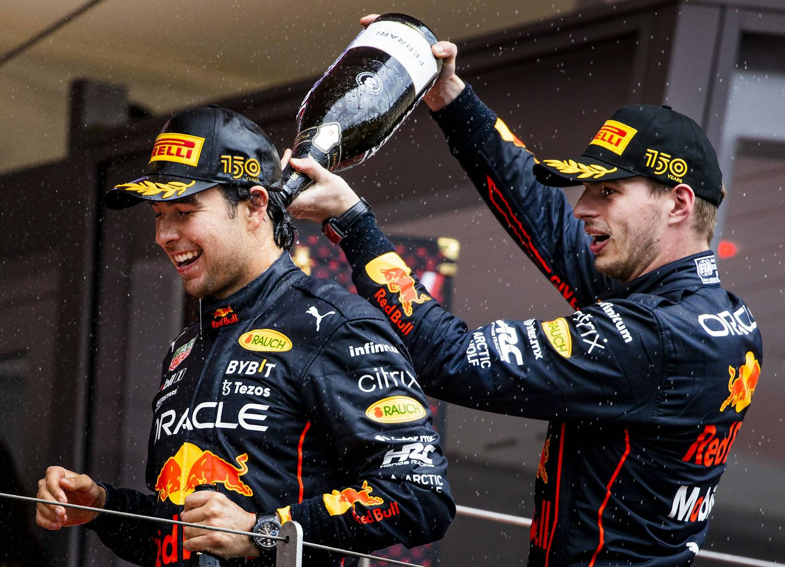 Weltmeister Max Verstappen (r.) feiert seinen Red-Bull-Kollegen Checo Perez für den Monaco-Sieg.