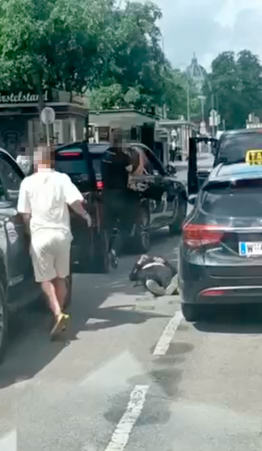 Ein Opfer (48) wurde bewusstlos geprügelt und auf der Straße liegen gelassen.