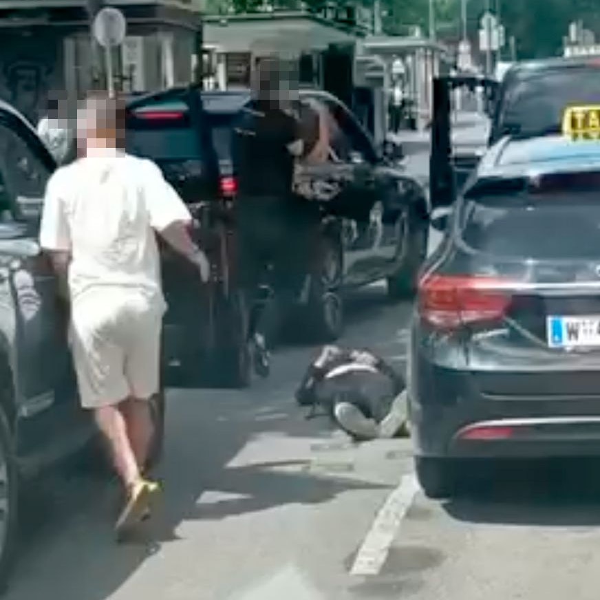 Ein Opfer (47) wurde bewusstlos geprügelt und auf der Straße liegen gelassen.