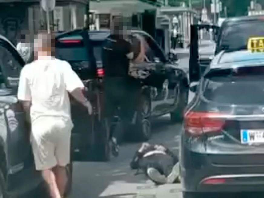 Ein Opfer (47) wurde bewusstlos geprügelt und auf der Straße liegen gelassen.