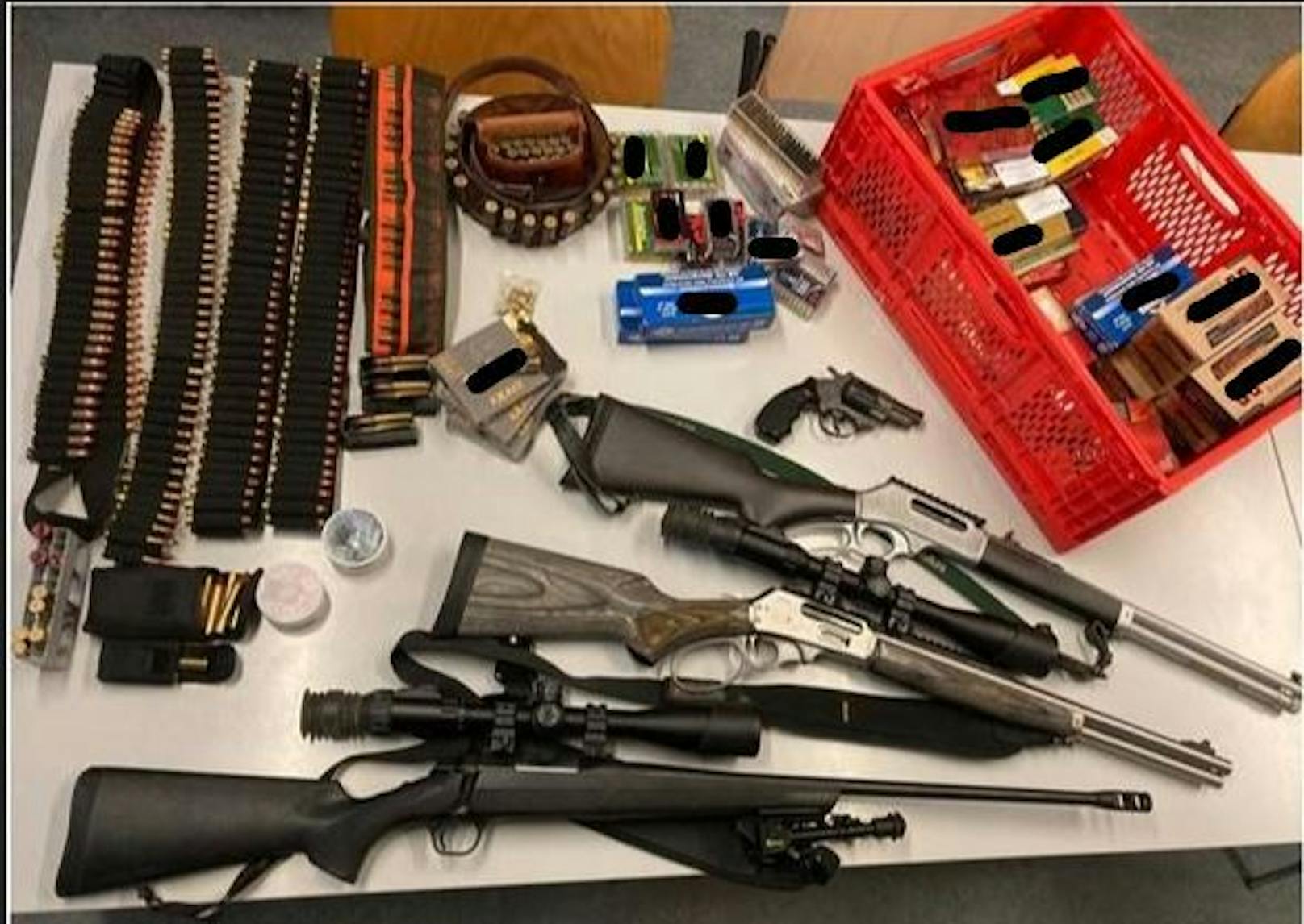 Die Polizei stellte zahlreiche Waffen und Munition sicher.