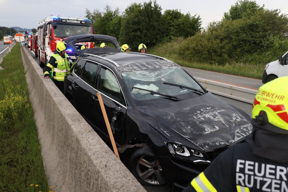 Auf der A1 kam es zu einem Überschlag. Der Lenker ist am Steuer eingeschlafen.
