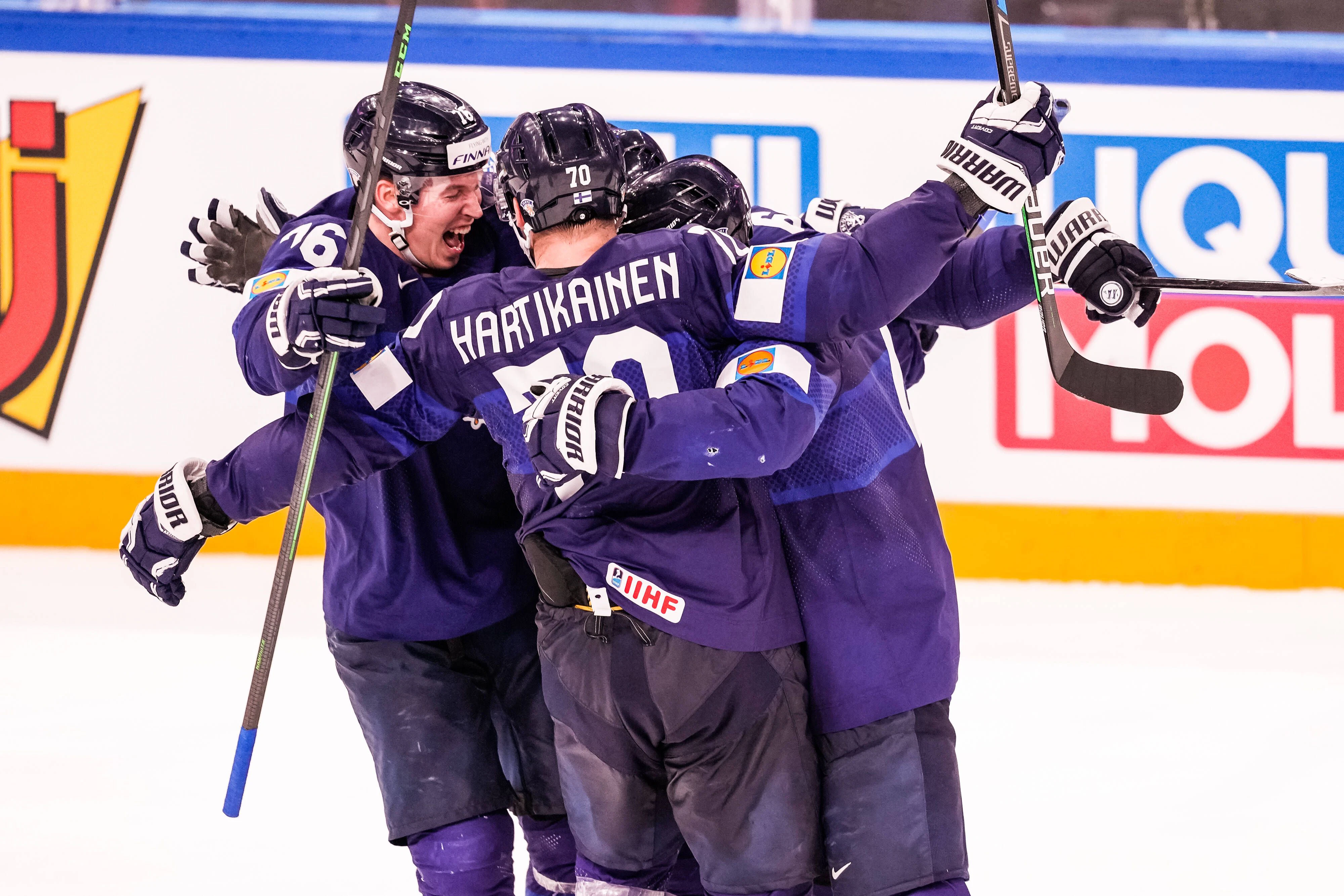 Finnland jubelt über den Sieg in der Verlängerung.