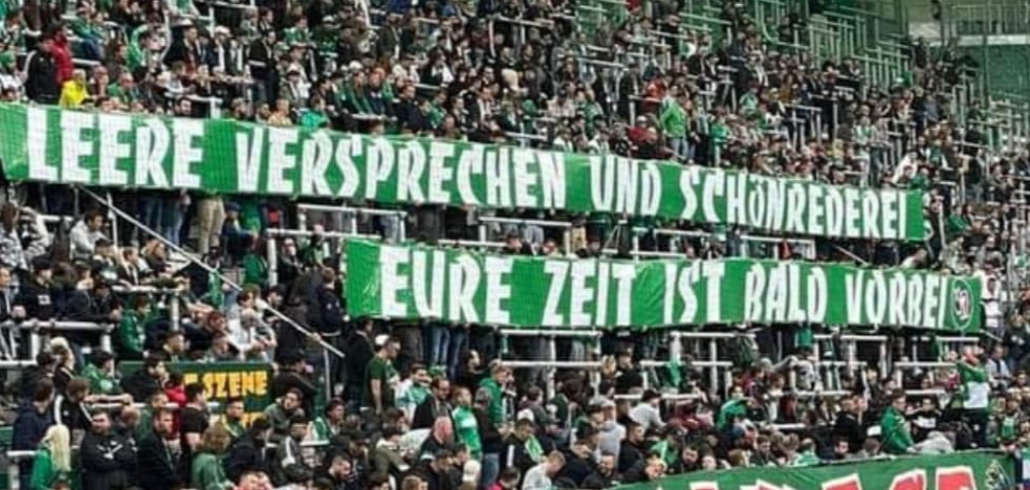 Rapid-Fans des Block West wenden sich mit Plakaten gegen die Klubführung.