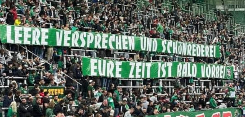 Rapid-Fans des Block West wenden sich mit Plakaten gegen die Klubführung.