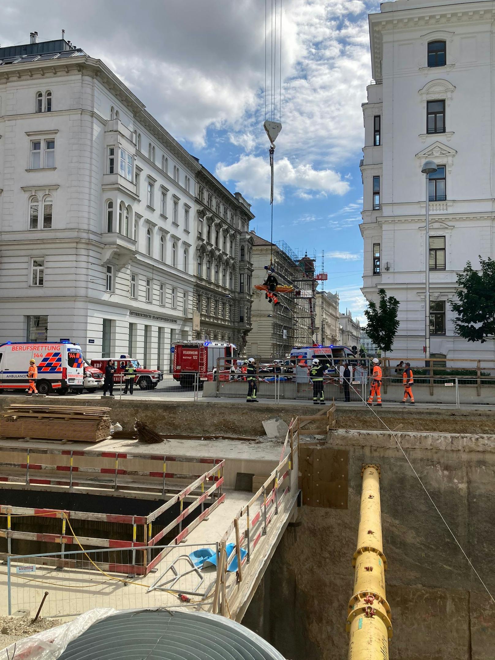 Die Helfer bargen den Verletzten aus der Baugrube vor dem Wiener Landesgericht.