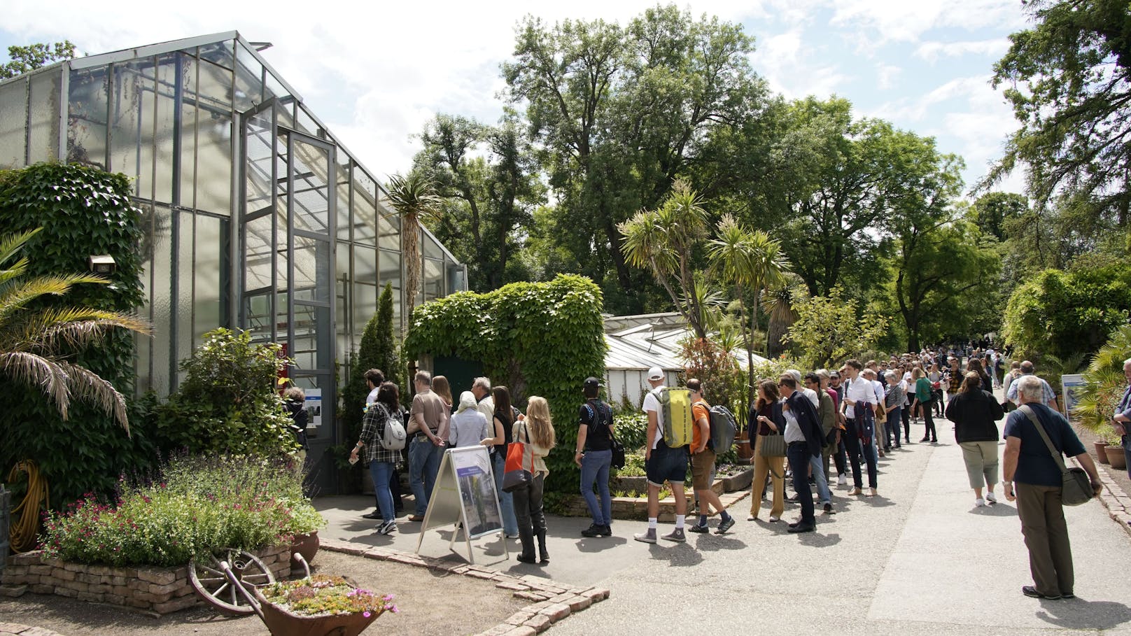 Die Besucher stauten sich in Wien durch den Botanischen Garten. 