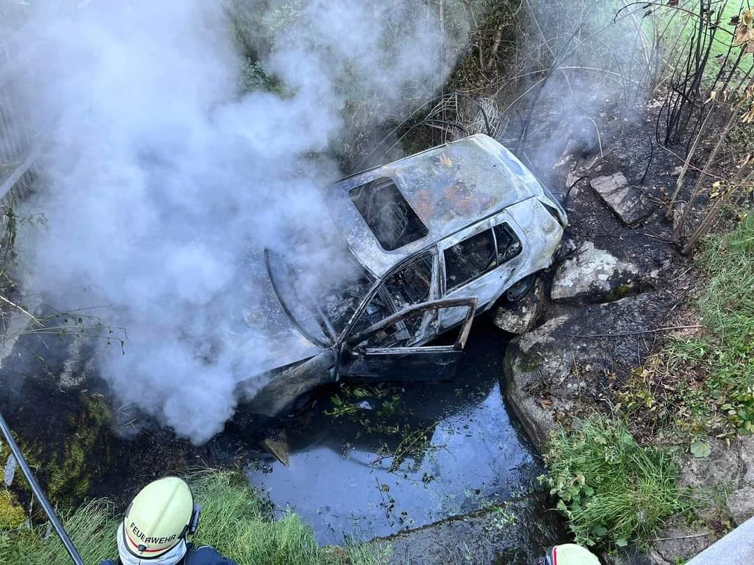 Pkw von Betrunkenem brannte nach Unfall aus