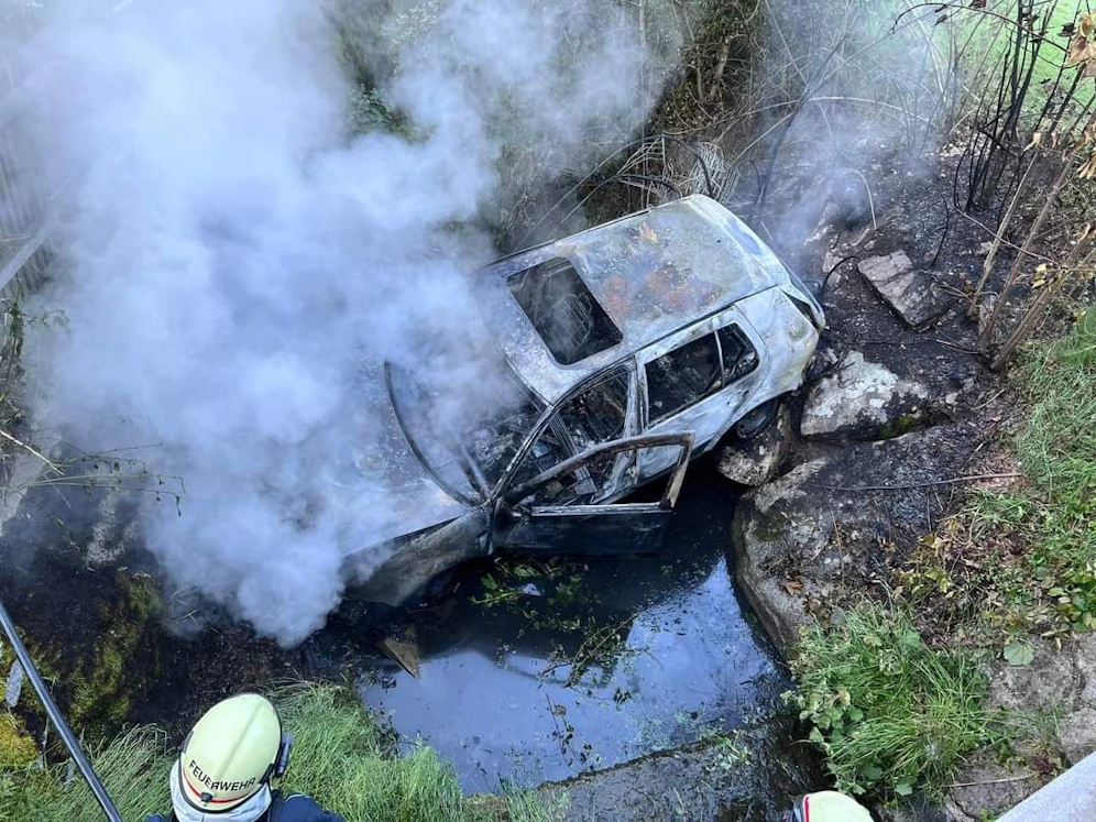 Pkw von Betrunkenem brannte nach Unfall aus