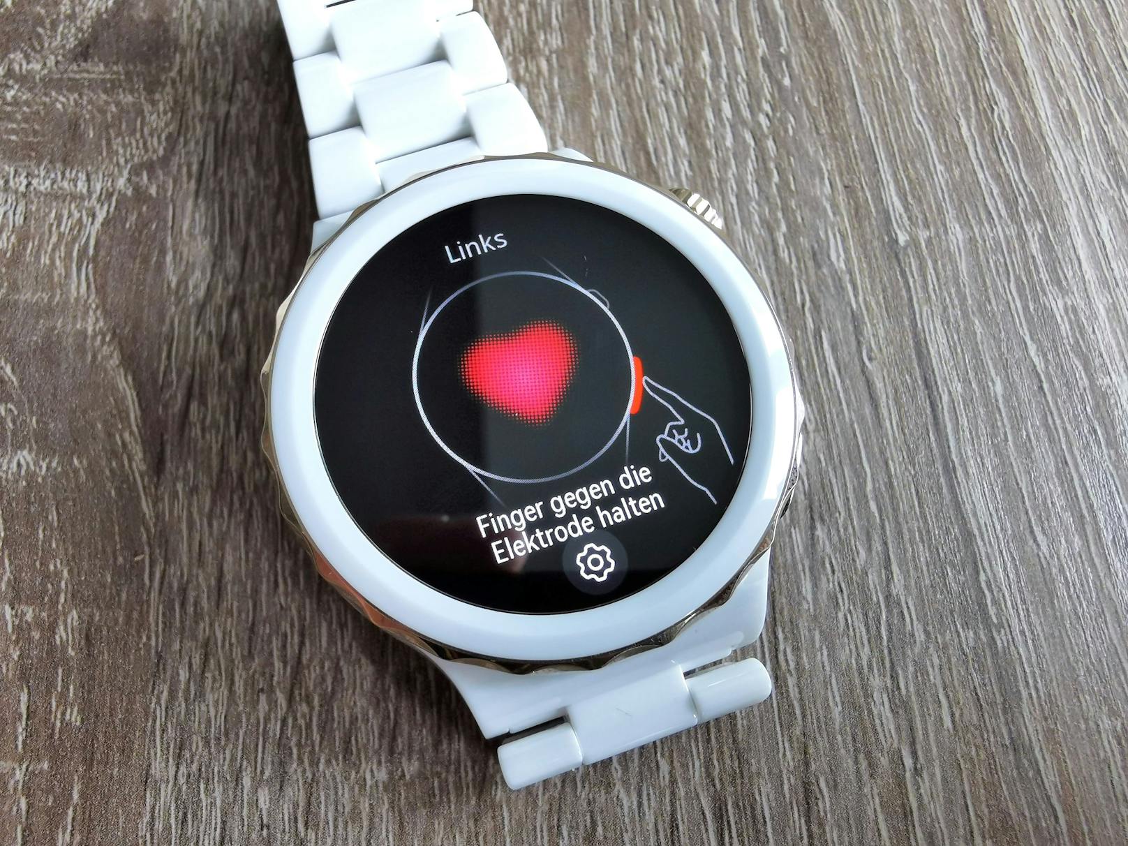 Huawei Watch GT3 Pro im Test: Auch das Keramik-Modell kann neu EKGs messen, allerdings wird die Funktion erst freigeschaltet.