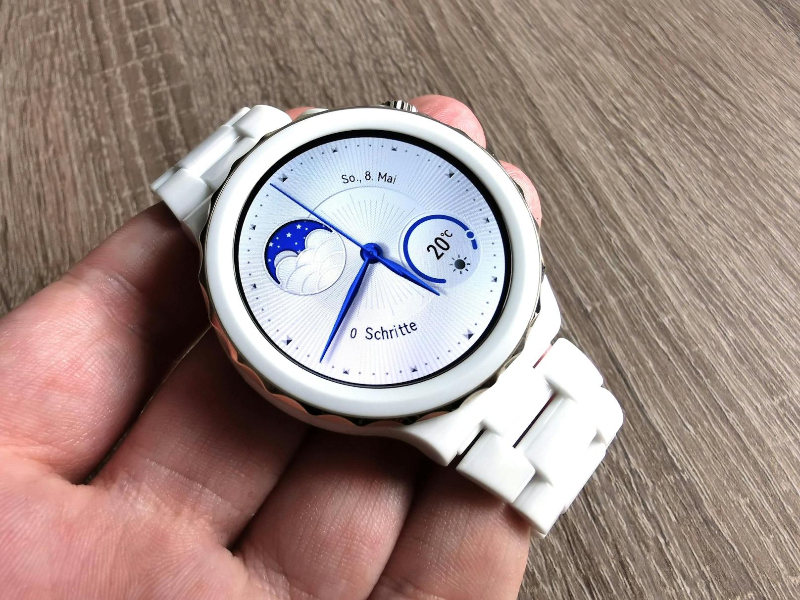 So ist die Huawei Watch GT3 Pro Keramik ab Ende Mai entweder mit weißem Lederarmband um 449 Euro oder aber mit weißem Keramikarmband um 549 Euro ...