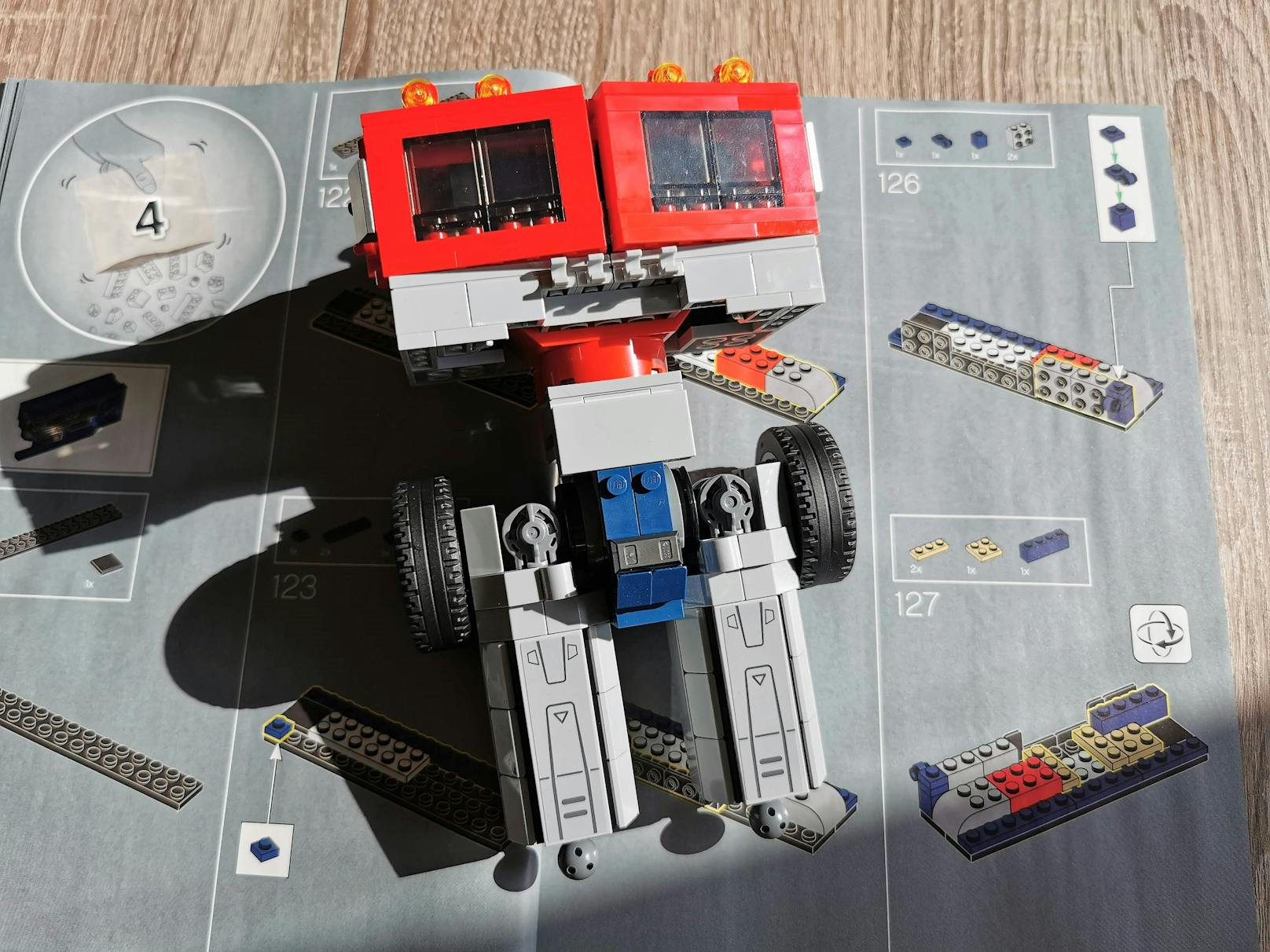 LEGO Optimus Prime im Test: Bis auf die Kugelgelenke und Drehgelenke geschieht der Aufbau sehr simpel und klassisch.