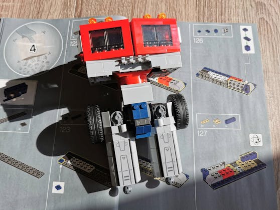 LEGO Optimus Prime în test: Cu excepția articulațiilor sferice și a articulațiilor pivotante, structura este foarte simplă și clasică.