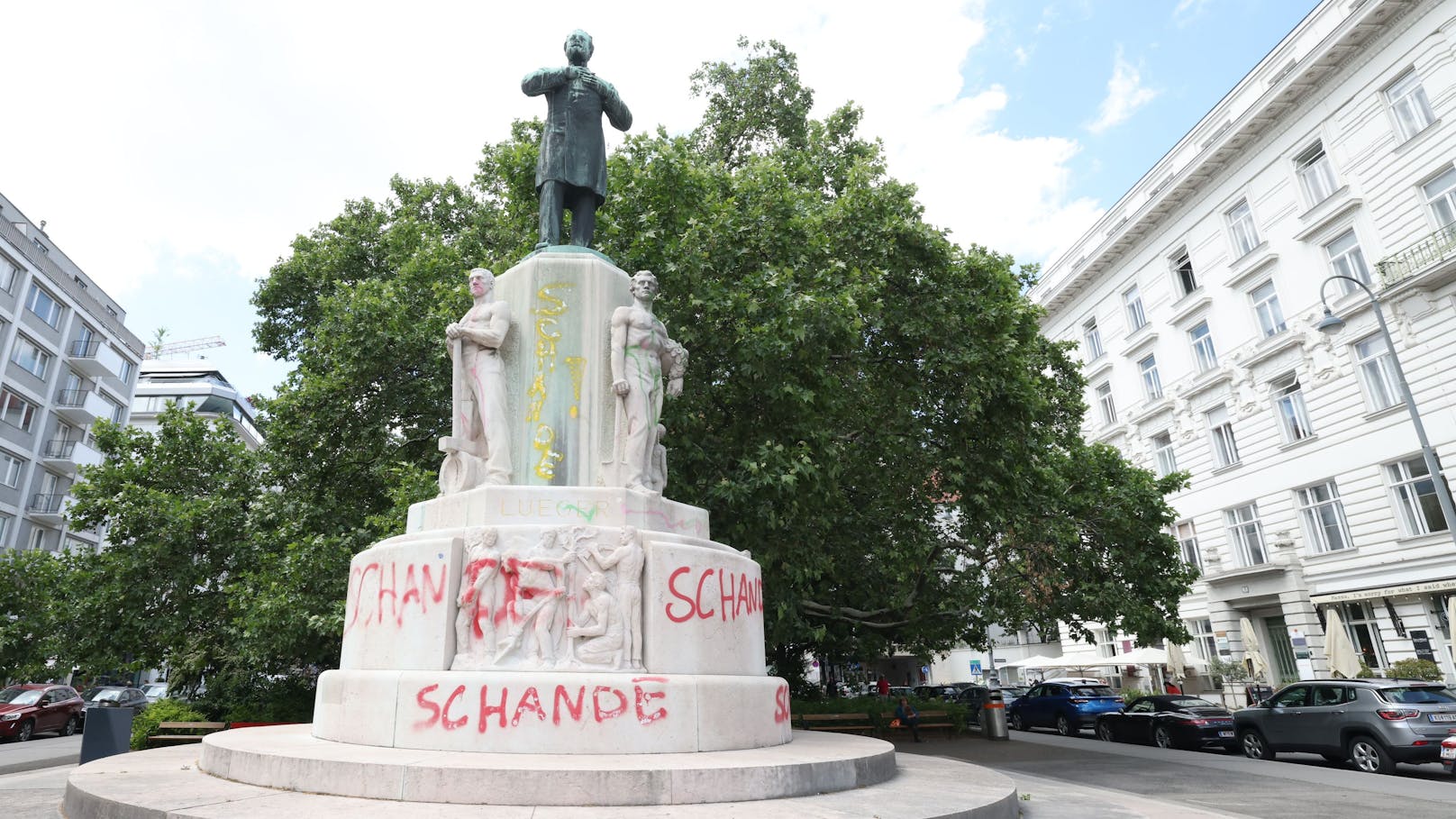 "Schande" haben Unbekannte auf das Karl-Lueger-Denkmal geschrieben. Ein offener Brief an Bürgermeister Michael Ludwig (SPÖ) fordert: weg mit dem Denkmal.