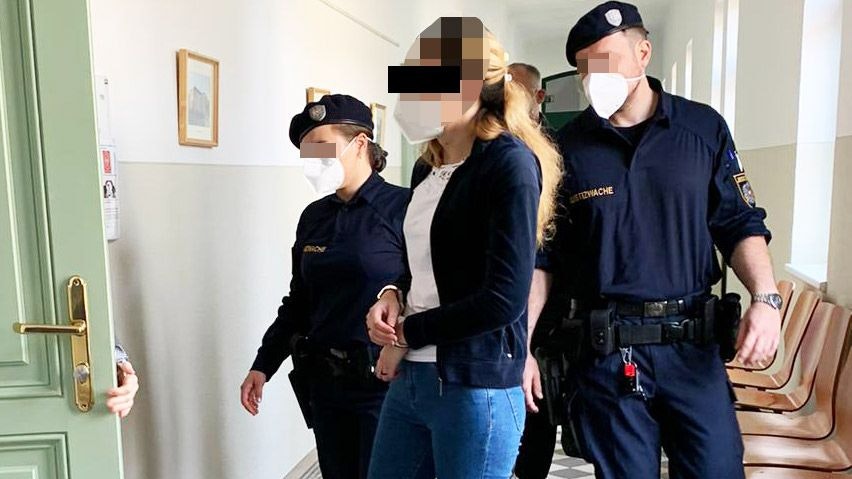 Die Angeklagte am Weg in den Gerichtssaal