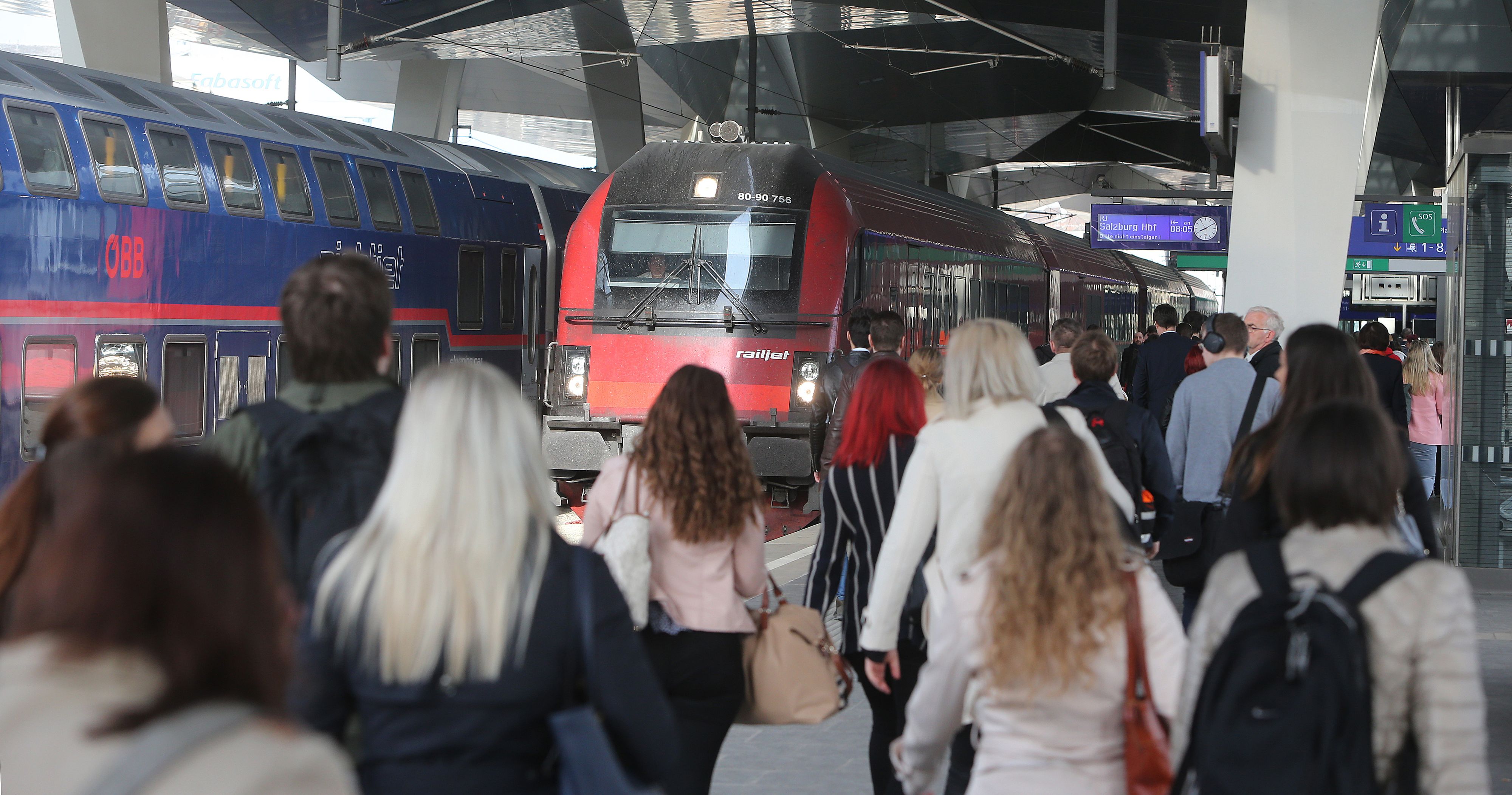 Download von www.picturedesk.com am 30.05.2022 (12:43).  Der Wiener Hauptbahnhof am 12.04.2018. - 20180412_PD15703 - Rechteinfo: Rights Managed (RM) Nur für redaktionelle Nutzung!