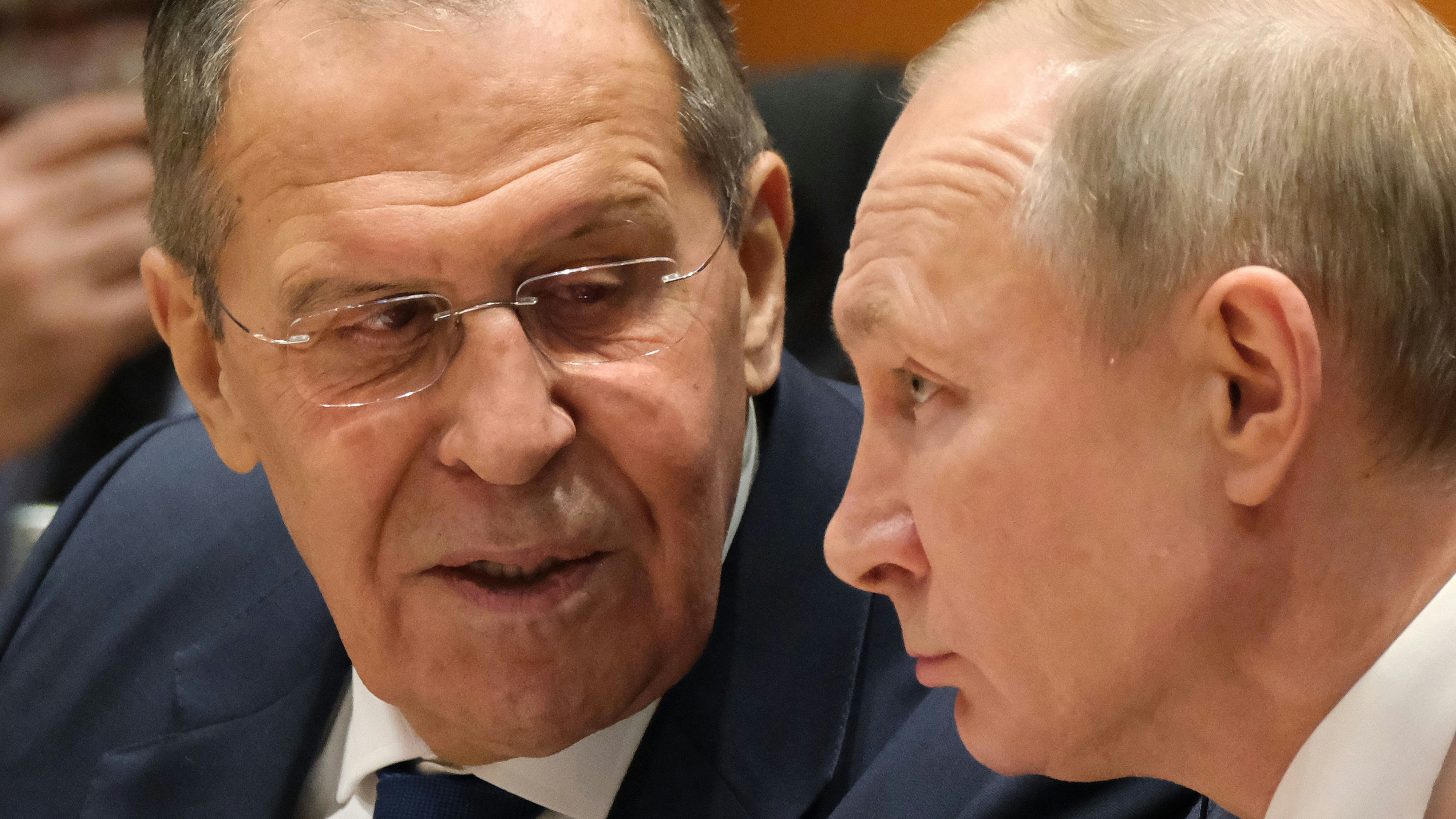 Download von www.picturedesk.com am 30.05.2022 (12:09).  ACT action_30614768 -- BERLIN, GERMANY - JANUARY 19: Russian President Vladimir Putin (R) and Russian Foreign Minister Sergey Lavrov (L) attend the main session at an international summit on securing peace in Libya at the Chancellery on January 19, 2020 in Berlin, Germany. Leaders of nations and organizations linked to the current conflict are meeting to discuss measures towards reaching a consensus between the warring sides and ending hostilities. (Photo by Sean Gallup-Pool/Getty Images) - 20200119_PD16405 - Rechteinfo: Rights Managed (RM)