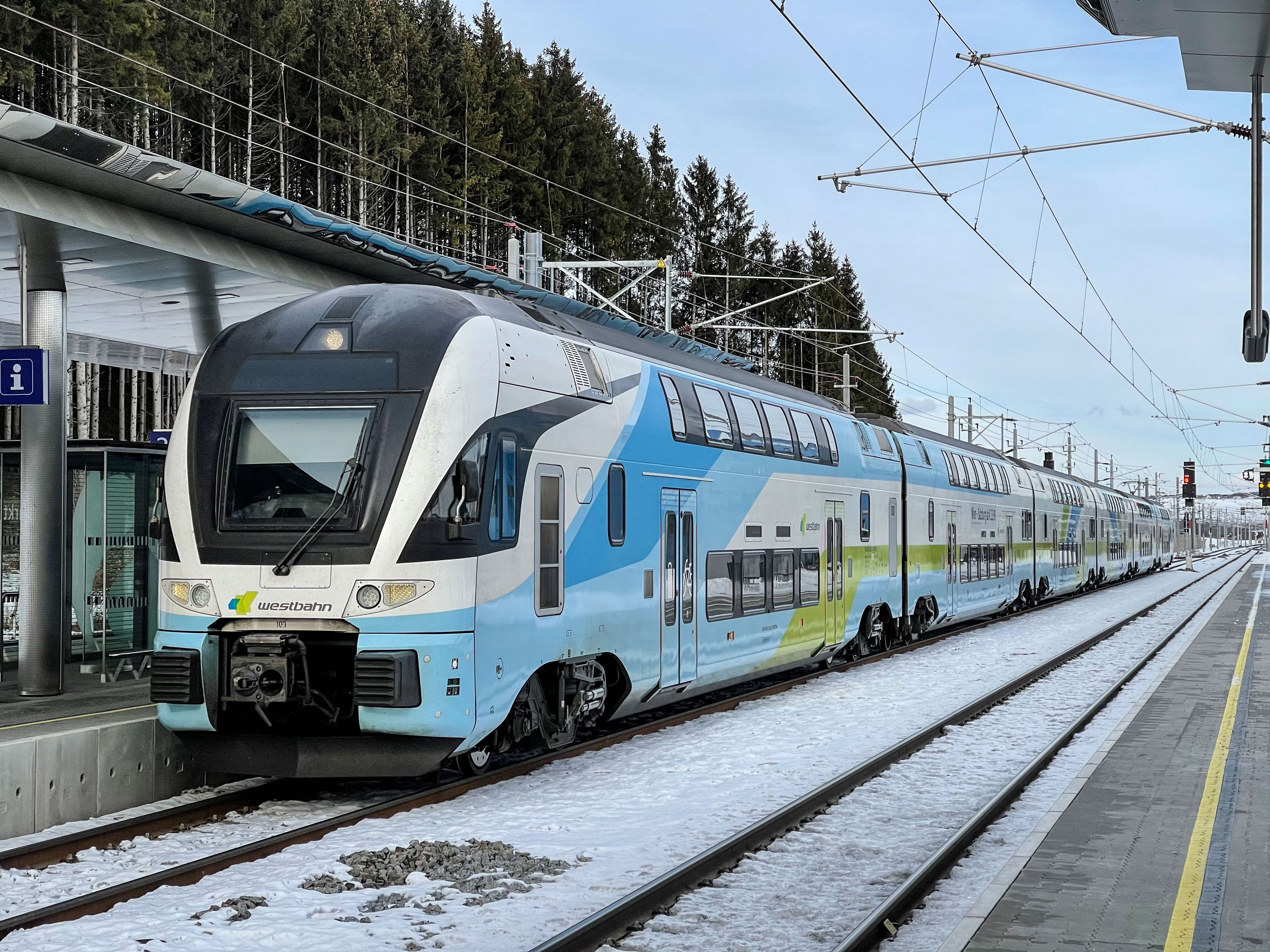 Download von www.picturedesk.com am 30.05.2022 (14:30).  Öffentlicher Verkehr, Zug, Schienenverkehr, Züge, Westbahn, Bahnhof Neumarkt am Wallersee, Privatbahn, Westbahnstrecke.Foto: Franz Neumayr Februar 2021 - 20210124_PD14231 - Rechteinfo: Rights Managed (RM)