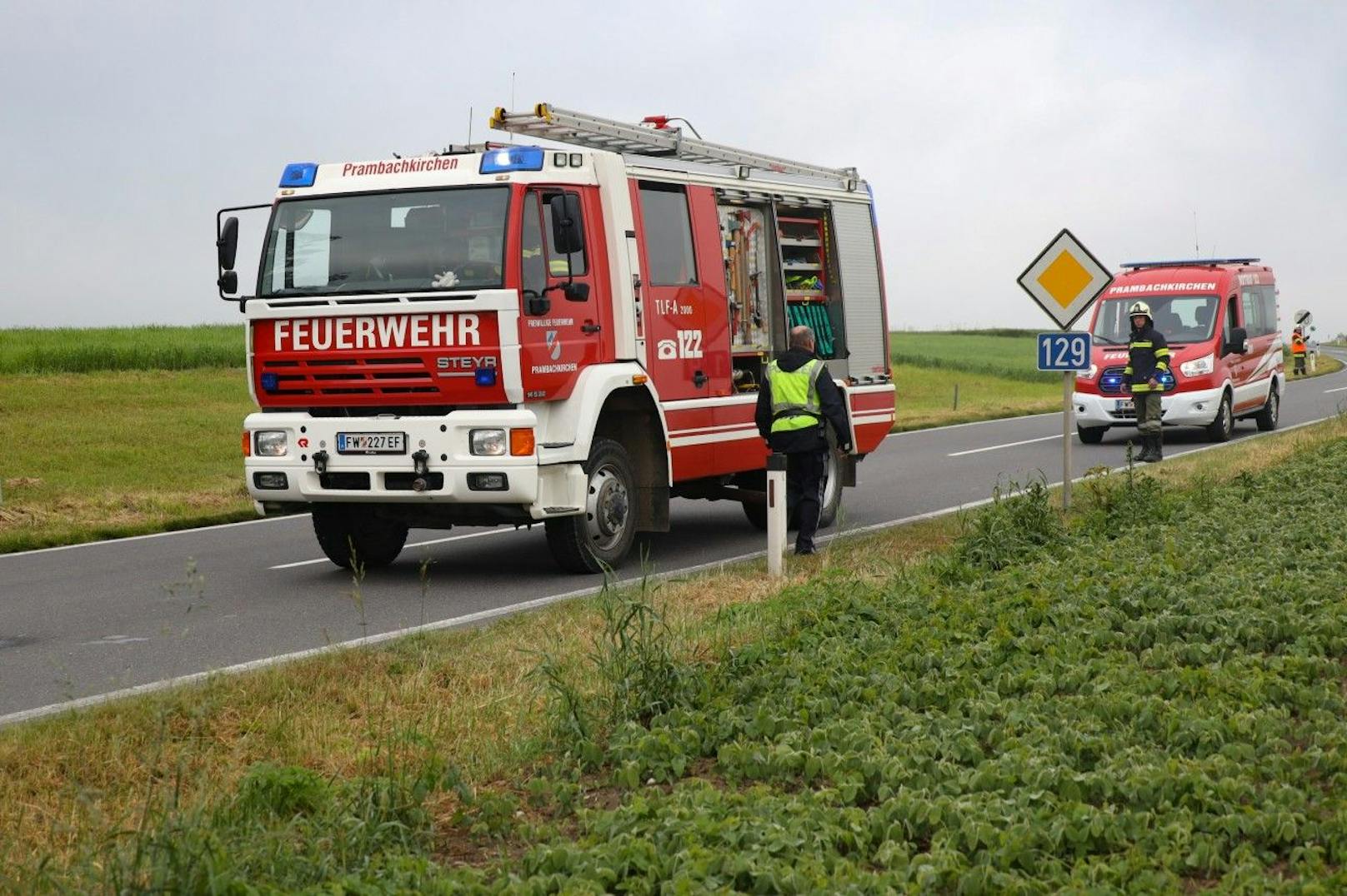 Die Feuerwehr leitete den Verkehr abwechselnd an der Einsatzstelle vorbei.