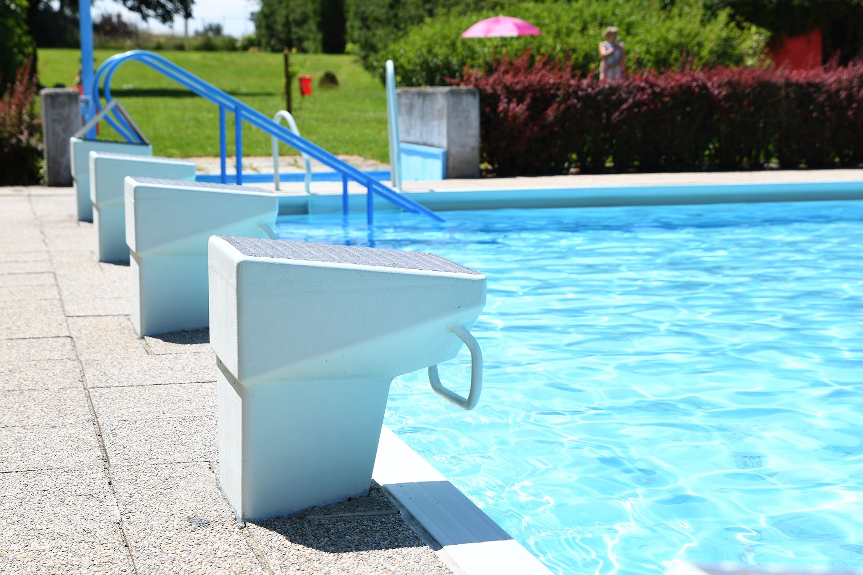 Einige Schwimmbäder erhalten nun Beschränkungen beim Befüllen - es ist zu trocken, Wasser zu knapp.