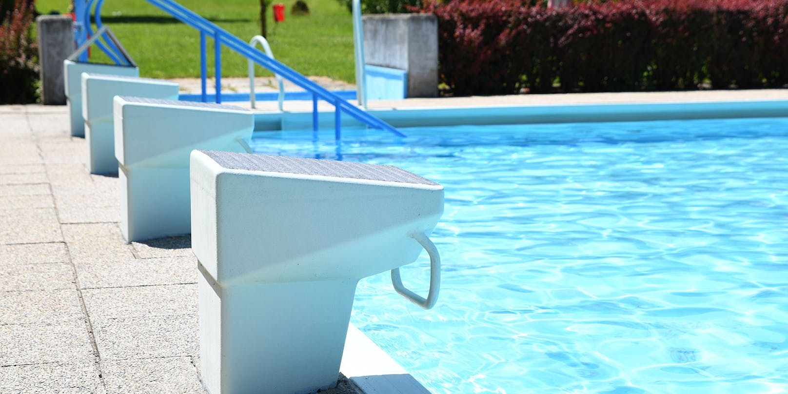Einige Schwimmbäder erhalten nun Beschränkungen beim Befüllen - es ist zu trocken, Wasser zu knapp.