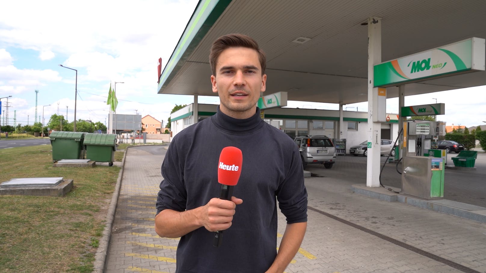 "Heute"-Reporter Paul Resetarits tankte in der MOL-Tankstelle im ungarischen Rajka.