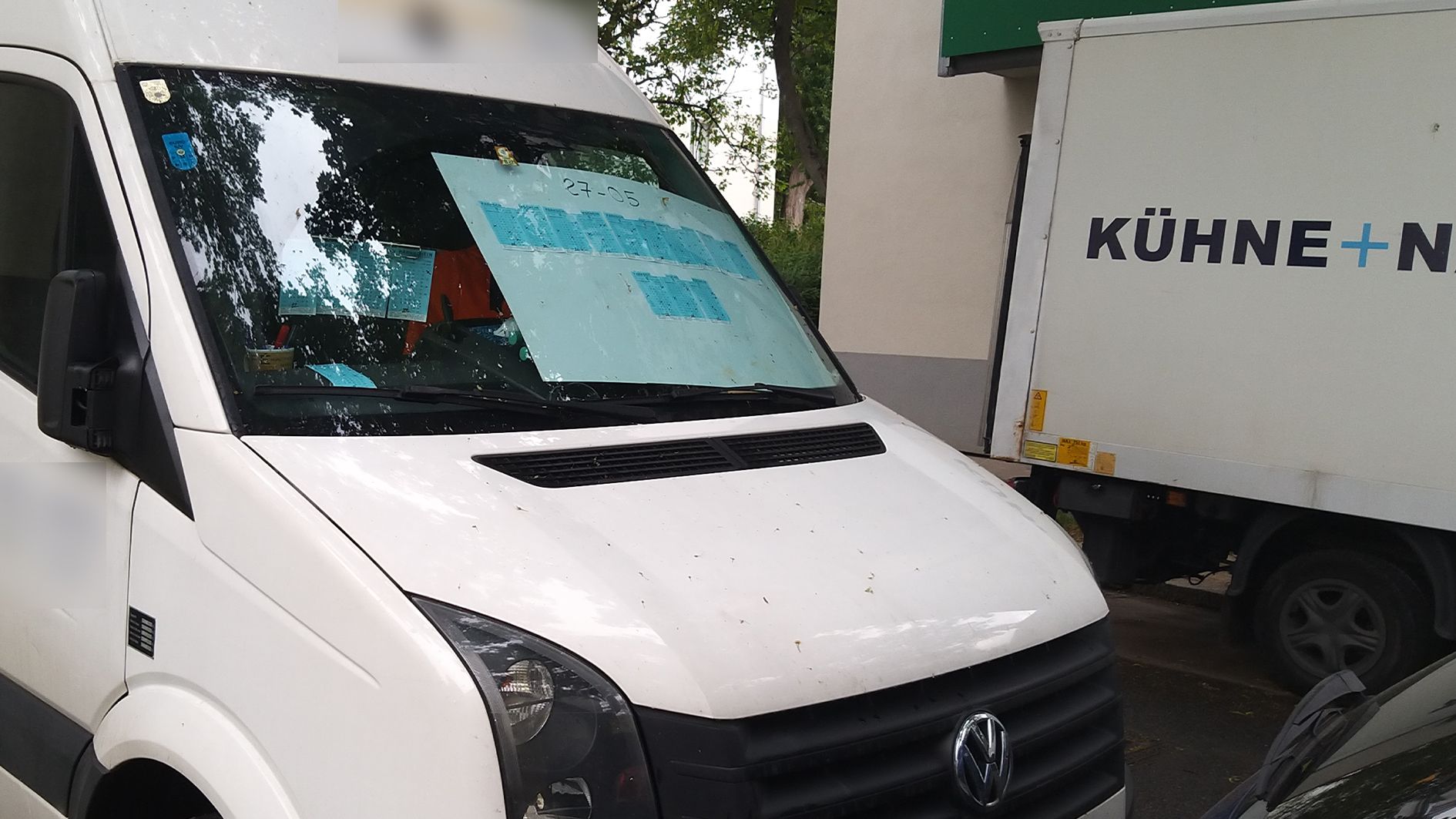 In Wien-Favoriten sorgte die Windschutzscheibe eines Klein-Lkws für viele Blicke. 